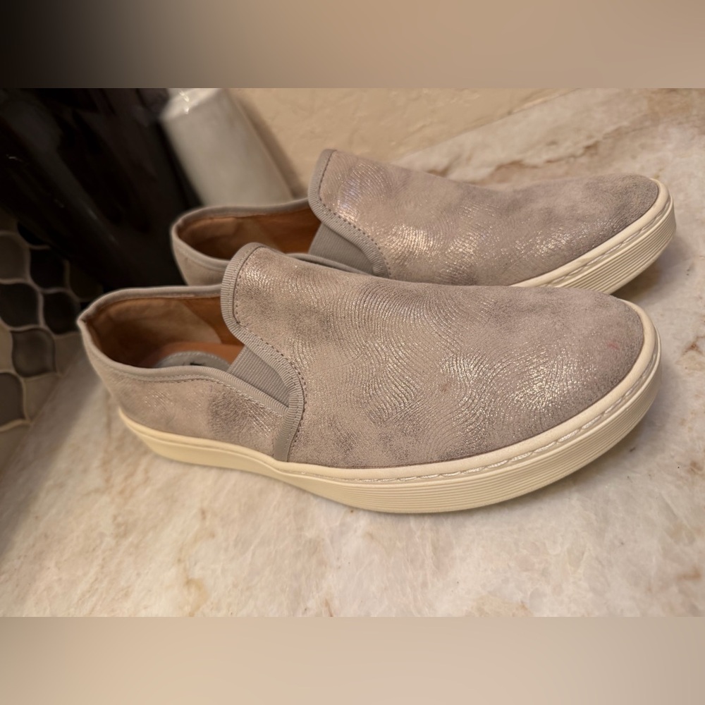 Sofft Women’s  Slip-On leather sneakers